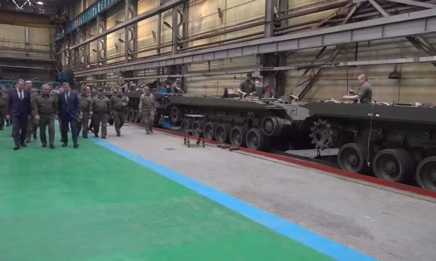 Nếu so sánh tiềm năng tấn công của Nga và Ukraine, Quân đội Nga được cho là vẫn còn cơ hội duy trì thế tấn công trên chiến trường vì có chuỗi công nghiệp quốc phòng hoàn chỉnh và có năng lực sản xuất xe tăng, xe thiết giáp mạnh hơn rất nhiều.