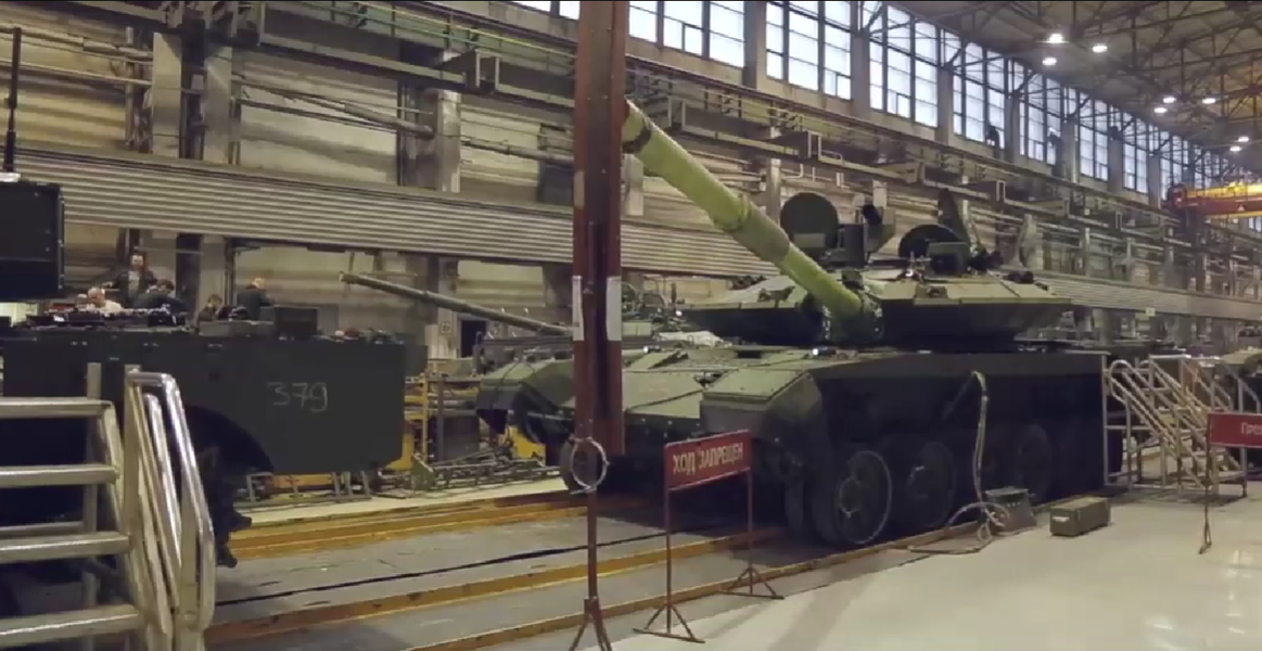 Các nguồn phân tích tình báo nguồn mở của Pháp tin rằng, ngành công nghiệp quốc phòng Nga hiện có tổng công suất sản xuất xe tăng hàng năm là 390 xe tăng và tổng cộng 780 xe tăng đã được giao trong hai năm kể từ khi chiến tranh bắt đầu, do vậy hiện ở chiến trường Ukraine chỉ có 1.180 chiếc.