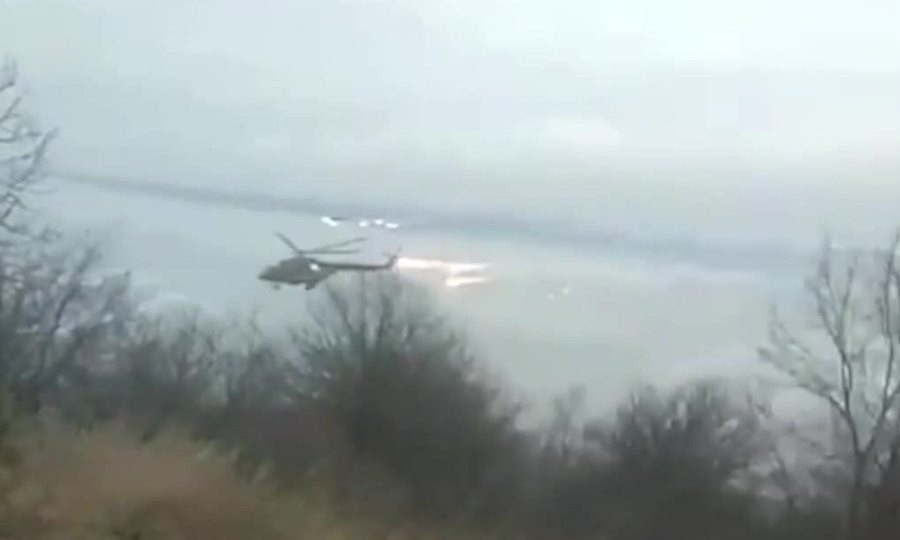 Bộ Quốc phòng Nga công bố đoạn video với chú thích: "Các đơn vị dẫn đầu quân dù, đưa trực thăng tiến hành đổ bộ đường không, tạo thành một vòng phòng thủ xung quanh sân bay, để đảm bảo lực lượng chính của quân dù đổ bộ".