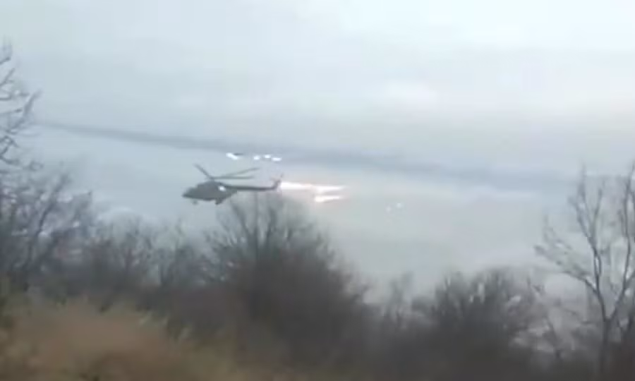 Bộ Quốc phòng Nga công bố đoạn video với chú thích: "Các đơn vị dẫn đầu quân dù, đưa trực thăng tiến hành đổ bộ đường không, tạo thành một vòng phòng thủ xung quanh sân bay, để đảm bảo lực lượng chính của quân dù đổ bộ".