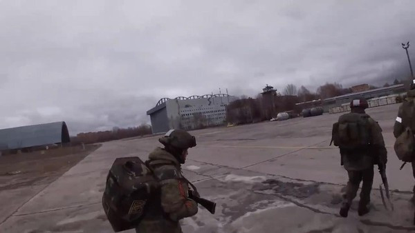 Nếu quân đội Nga đã thực sự chiếm được sân bay của thành phố, sau khi sửa chữa khẩn cấp, sân bay này vốn rất gần với Kyiv, có thể trở thành điểm tựa quan trọng cho quân dù Nga, trong việc tấn công Kyiv. Vai trò then chốt, đó là quân đội Nga đã giành được một thành trì ngay trước cửa thủ đô Ukraine.