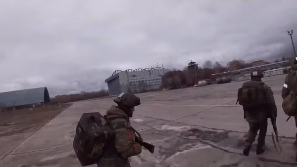 Nếu quân đội Nga đã thực sự chiếm được sân bay của thành phố, sau khi sửa chữa khẩn cấp, sân bay này vốn rất gần với Kyiv, có thể trở thành điểm tựa quan trọng cho quân dù Nga, trong việc tấn công Kyiv. Vai trò then chốt, đó là quân đội Nga đã giành được một thành trì ngay trước cửa thủ đô Ukraine.