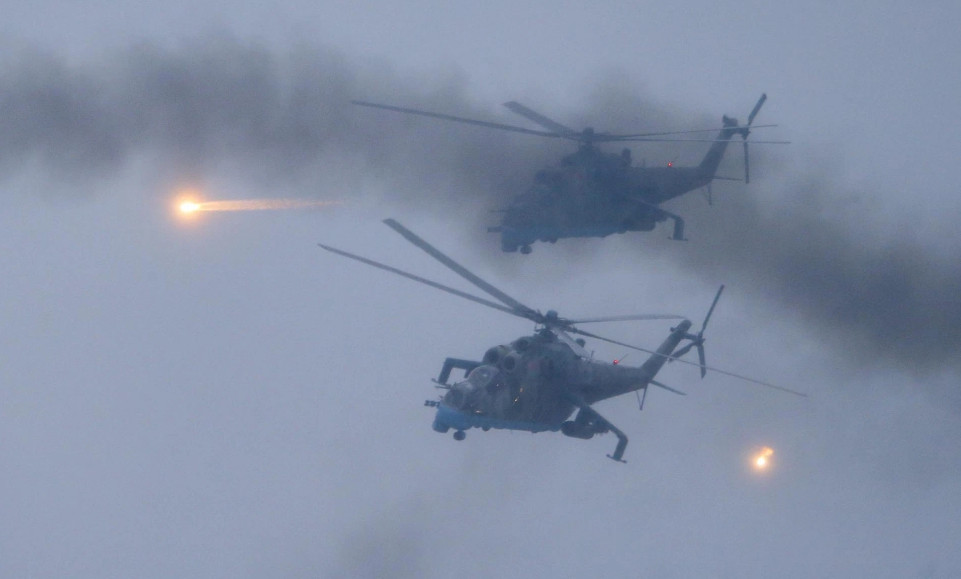 Vậy tại sao quân đội Nga lại giữ bí mật về tên của sân bay mà họ chiếm được? Theo giới phân tích, có hai khả năng; một là có thể sân bay Vasilykov đã bị quân Nga đánh chiếm. Từ quan điểm tác chiến, rất có thể quân đội Nga trước tiên đã sử dụng vũ khí dẫn đường chính xác, để thực hiện một cuộc tấn công vào sân bay, sau đó đưa quân đổ bộ bằng trực thăng; hoàn tất việc chiếm đóng.