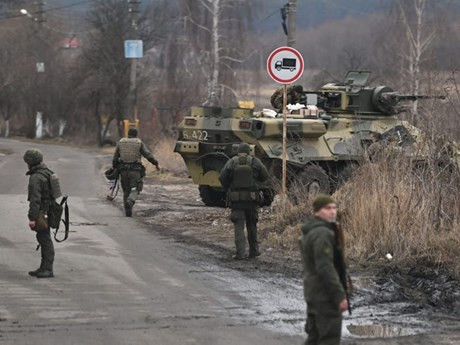 Điều kỳ lạ là các thông tin trên báo chí Nga, không hề đề cập đến việc sân bay nào ở Ukraine đã bị chiếm? Có phải do truyền thông Nga cố tình che giấu vì liên quan đến bí mật quân sự? Vị trí chiến lược của sân bay này, có thực sự đặc biệt như vậy? Nó có liên quan gì đến việc tấn công Kyiv không?