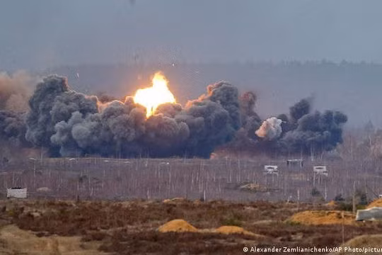 Đồng thời, giao tranh xung quanh Kyiv ngày càng gia tăng. Bộ Quốc phòng Anh cho biết, ngày 11/3, lực lượng tên lửa và không quân Nga đã tiến hành các cuộc không kích vào các sân bay ở thành phố Lutsk và Ivano-Frankivsk ở miền tây Ukraine.
