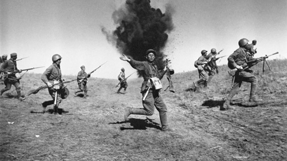 Vào cuối những năm 1940, quân đội Liên Xô đang tìm kiếm một loại vũ khí bộ binh thế hệ mới, có thể nâng cao khả năng chiến đấu quân đội của họ. Các kỹ sư đã đưa ra một số dự án để thay thế súng trường bắn phát một Mosin Nagants đã lạc hậu, có từ thời Nga hoàng.