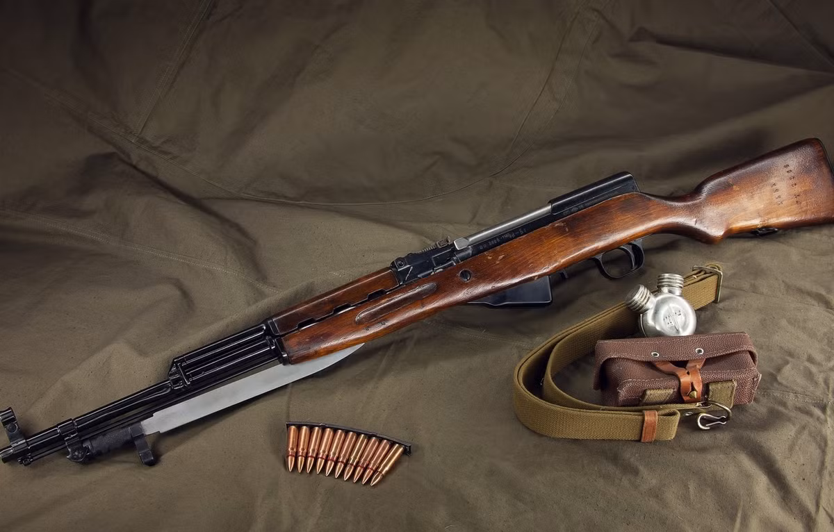 Trước hết thiết kế của CKC có vẻ là “con lai” giữa súng trường Mosin Nagant và AK-47. Đó là một khẩu súng trường bán tự động nòng dài, sử dụng hộp tiếp đạn 10 viên có thể tháo rời (đây là một cải tiến đáng kể so với khẩu Mosin Nagants thế kỷ 19 vẫn được quân đội Liên Xô sử dụng) và sử dụng đạn 7,62×39 mm mới ra đời.
