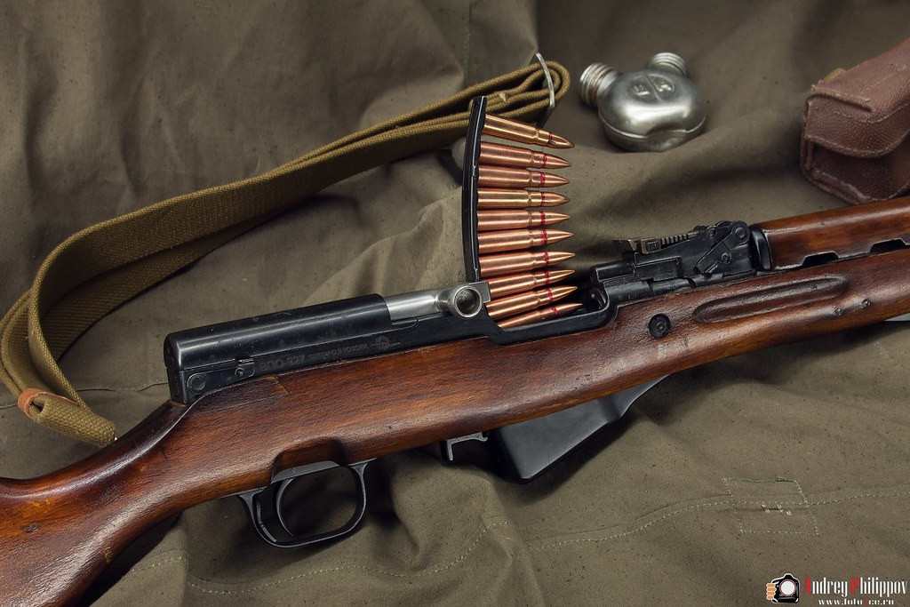 Trước hết là CKC sử dụng tiếp đạn bằng kẹp, hoặc nạp đạn trực tiếp bằng tay, và hộp tiếp đạn cũng chỉ có 10 viên. Cả hai yếu tố này rõ ràng không đáp ứng được yêu cầu của vũ khí thời đại mới đó là thay đạn bằng băng rời; như vậy nó đã đánh mất lợi thế trước khẩu AK-47.