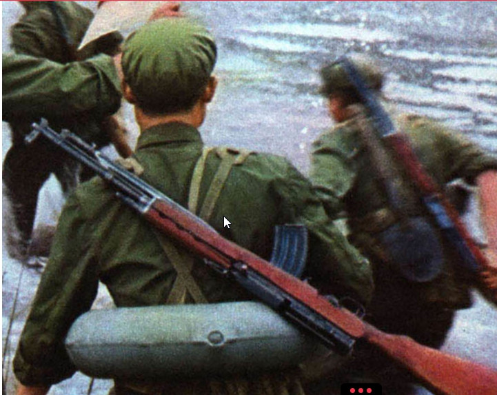 Trong những năm 1950-60, súng trường CKC cũng rất phù hợp với học thuyết quân sự của Trung Quốc, vốn ưu tiên súng trường cơ bản, tấn công bắn tỉa và phục kích, hơn các cuộc giao tranh trực tiếp. Thậm chí Trung Quốc còn phát triển phiên bản súng trường K-63 trên nền tảng lai súng CKC và AK-47. Nguồn ảnh: QQ.