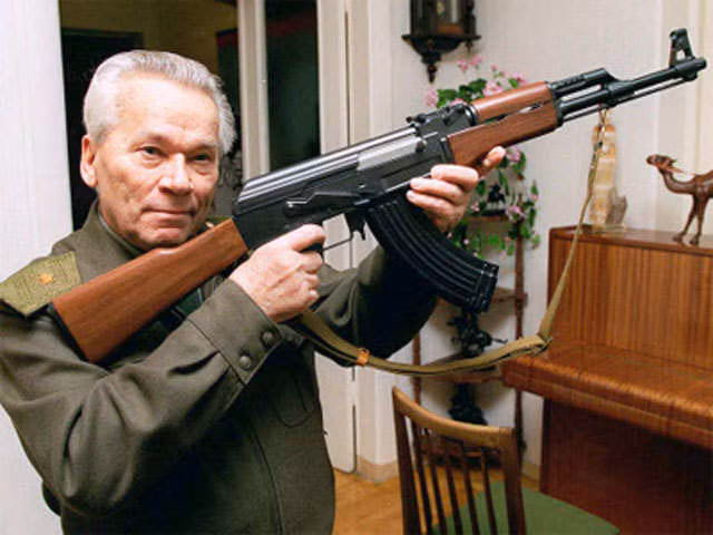 Kalashnikov là một kỹ sư trẻ, mặc dù mẫu thiết kế súng trường tiến công AK-47 của ông lúc đầu không được quân đội Liên Xô ưu ái; do ông chưa học qua lớp đào tạo nào về thiết kế vũ khí.