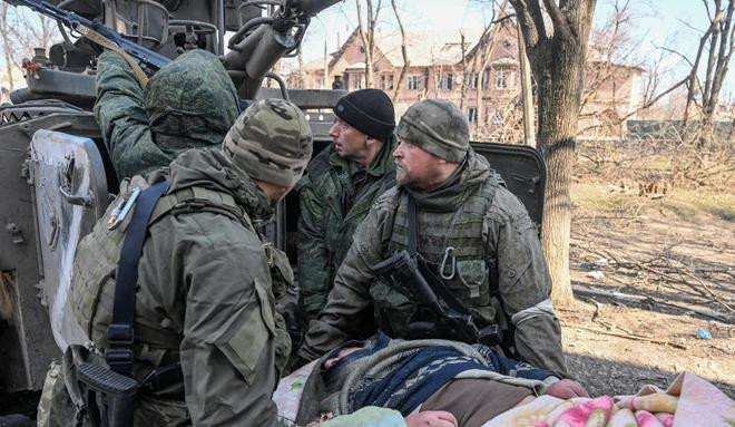 Tuy nhiên, tại Bakhmut, Quân đội Ukraine cũng đang tăng quân để phòng thủ đến cùng, vậy tại sao Quân đội Ukraine không từ bỏ Bakhmut? Trước hết, nếu Quân đội Ukraine bỏ Bakhmut, sau đó thành phố tiếp theo của Ukraine bị quân Nga bao vây, sẽ là một “Bakhmut tiếp theo”.