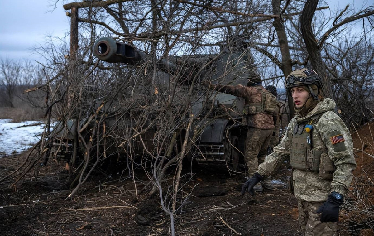 Về phía Ukraine, hiện trên toàn mặt trận, Quân đội Ukraine có 65 lữ đoàn chiến đấu với Quân đội Nga trên tiền tuyến, và gần một nửa trong số đó là lữ đoàn phòng thủ nội địa, được thành lập sau khi xung đột bùng nổ; chất lượng chiến đấu tương đối thấp. Nhiều đơn vị chủ lực đã phải thay quân nhiều lần.
