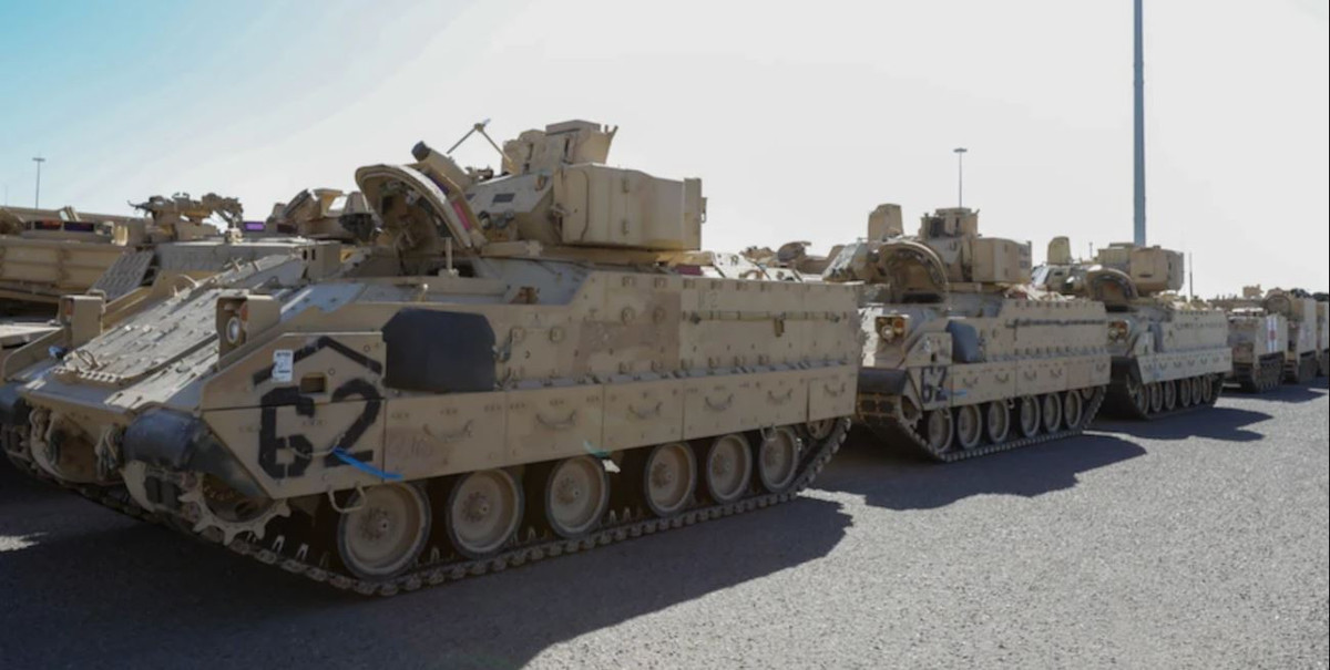 Sau chiến tranh Lạnh, Mỹ không phát triển thêm dòng xe chiến đấu bộ binh nào nữa, nên Bradley vẫn là xe chiến đấu bộ binh phổ biến trong Quân đội Mỹ và nhiều quân đội nước ngoài. Hiện nay những chiếc Bradley vẫn được các đơn vị Quân đội Mỹ triển khai ở Đông Bắc Syria; nơi căng thẳng giữa các lực lượng Nga và Mỹ đang gia tăng đều đặn. Ảnh: MW.