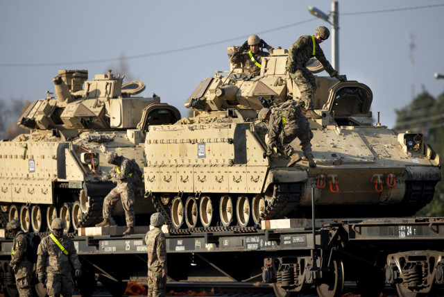 Do vậy, gói viện trợ quân sự mới trị giá 800 triệu USD cho Ukraine, được chính quyền của Tổng thống Joe Biden công bố hồi đầu tháng 7 vừa qua, bao gồm 32 chiếc Bradley nữa. Nên nhớ Mỹ vẫn còn vài trăm chiếc Bradley trong kho; đây cũng là loạt sản xuất quy mô lớn cuối cùng, trước khi chiến tranh Lạnh kết thúc. Ảnh: MW.