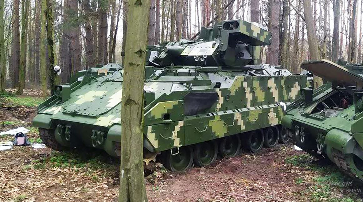 Các nguồn tin của Lầu Năm Góc trước đây gọi xe chiến đấu bộ binh Bradley là “sát thủ tăng”; dự đoán rằng chúng sẽ cung cấp “hỏa lực và sự bảo vệ trên chiến trường” cho Quân đội Ukraine. Xe Bradley có khả năng chống giáp tương đối, mặc dù chỉ sử dụng pháo có cỡ nòng nhỏ (25mm). Ảnh: Military-today. 