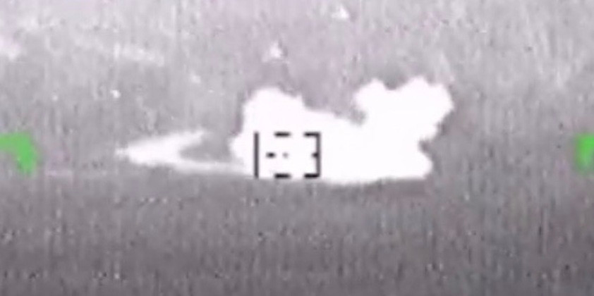 Đoạn phim mới do các nguồn của tin chính phủ Nga công bố vào ngày 16/7 cho thấy, một chiếc trực thăng Ka-52 phóng một quả tên lửa Vikhr-1 xuống một phương tiện của Ukraine, khiến chiếc xe đó chỉ trong vài giây đã chìm trong biển lửa. Ảnh: BQP Nga.