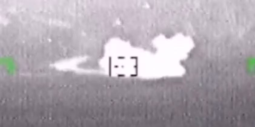 Đoạn phim mới do các nguồn của tin chính phủ Nga công bố vào ngày 16/7 cho thấy, một chiếc trực thăng Ka-52 phóng một quả tên lửa Vikhr-1 xuống một phương tiện của Ukraine, khiến chiếc xe đó chỉ trong vài giây đã chìm trong biển lửa. Ảnh: BQP Nga.