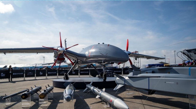 Theo người phát ngôn của công ty Baykar Makina, đây sẽ là UAV đầu tiên của Thổ Nhĩ Kỳ có khả năng phóng tên lửa hành trình từ trên không. Người Thổ cam kết Akinci không sợ tổ hợp tác chiến điện tử, vì được điều khiển bởi trí tuệ nhân tạo.