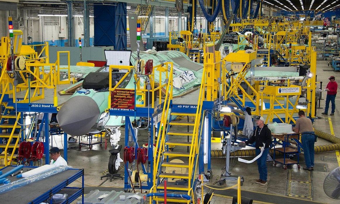 Các nhà lập pháp nhấn mạnh tầm quan trọng của F-35 đối với cơ sở sản xuất của quốc gia, với hơn 1.800 nhà cung cấp và gần 254.000 công nhân đang trực tiếp sản xuất máy bay này; đây cũng là cơ hội thúc đẩy kinh tế Mỹ.
