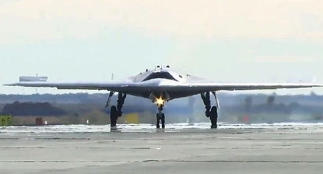 Việc sử dụng bom trọng lực hạt nhân là một lợi thế nếu đối phương không có. Nga có bom trọng lực hạt nhân, nhưng chưa thể sử dụng trên Su-57; tuy nhiên Nga có thể trang bị vũ khí hạt nhân tương đương với B-61 Mod 12 cho UAV tấn công Okhotnik; đây là loại UAV sẽ chiến đấu cùng với Su-57 cho các cuộc không kích quy mô lớn. Nguồn ảnh: Sina.