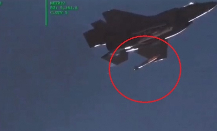 Để vượt qua quy trình chứng nhận sử dụng được vũ khí hạt nhân, F-35A phải trải qua hai giai đoạn. Sau khi hoàn thành bài kiểm tra đầu tiên trên máy bay để lấy chứng chỉ hạt nhân ban đầu, máy bay chiến đấu cần thực hiện bài tập bay kiểm tra tốt nghiệp, để đạt chứng chỉ thiết kế an toàn hạt nhân.