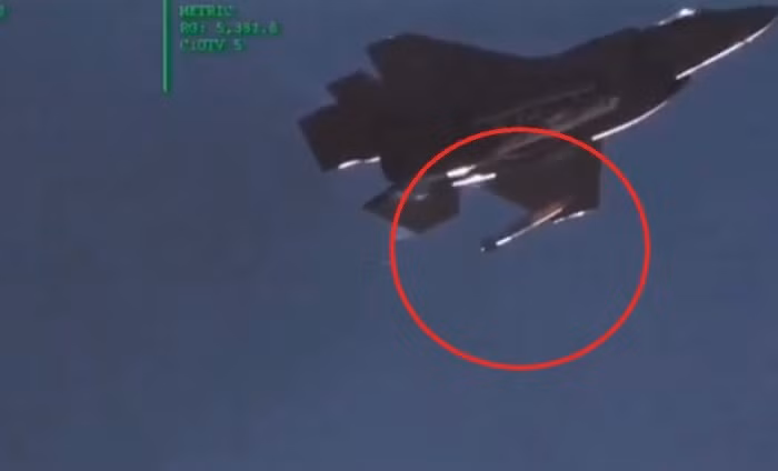 Để vượt qua quy trình chứng nhận sử dụng được vũ khí hạt nhân, F-35A phải trải qua hai giai đoạn. Sau khi hoàn thành bài kiểm tra đầu tiên trên máy bay để lấy chứng chỉ hạt nhân ban đầu, máy bay chiến đấu cần thực hiện bài tập bay kiểm tra tốt nghiệp, để đạt chứng chỉ thiết kế an toàn hạt nhân.