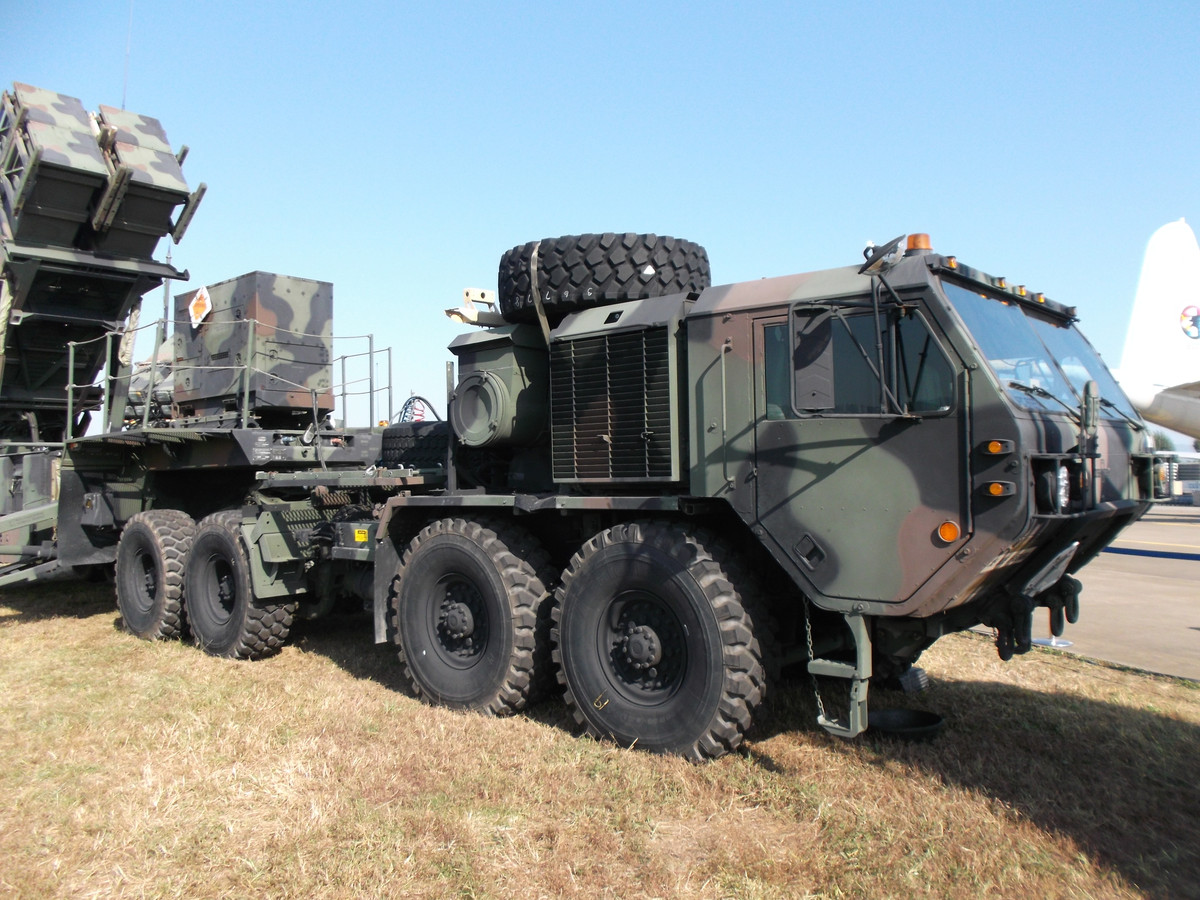 Xe tải M983A4 được chọn làm khung gầm của bệ phóng Typhon. Chiếc xe tải hạng nặng này sẽ cung cấp một mức độ cơ động nhất định trên đường xấu, cũng như khả năng di chuyển trên đường cao tốc.