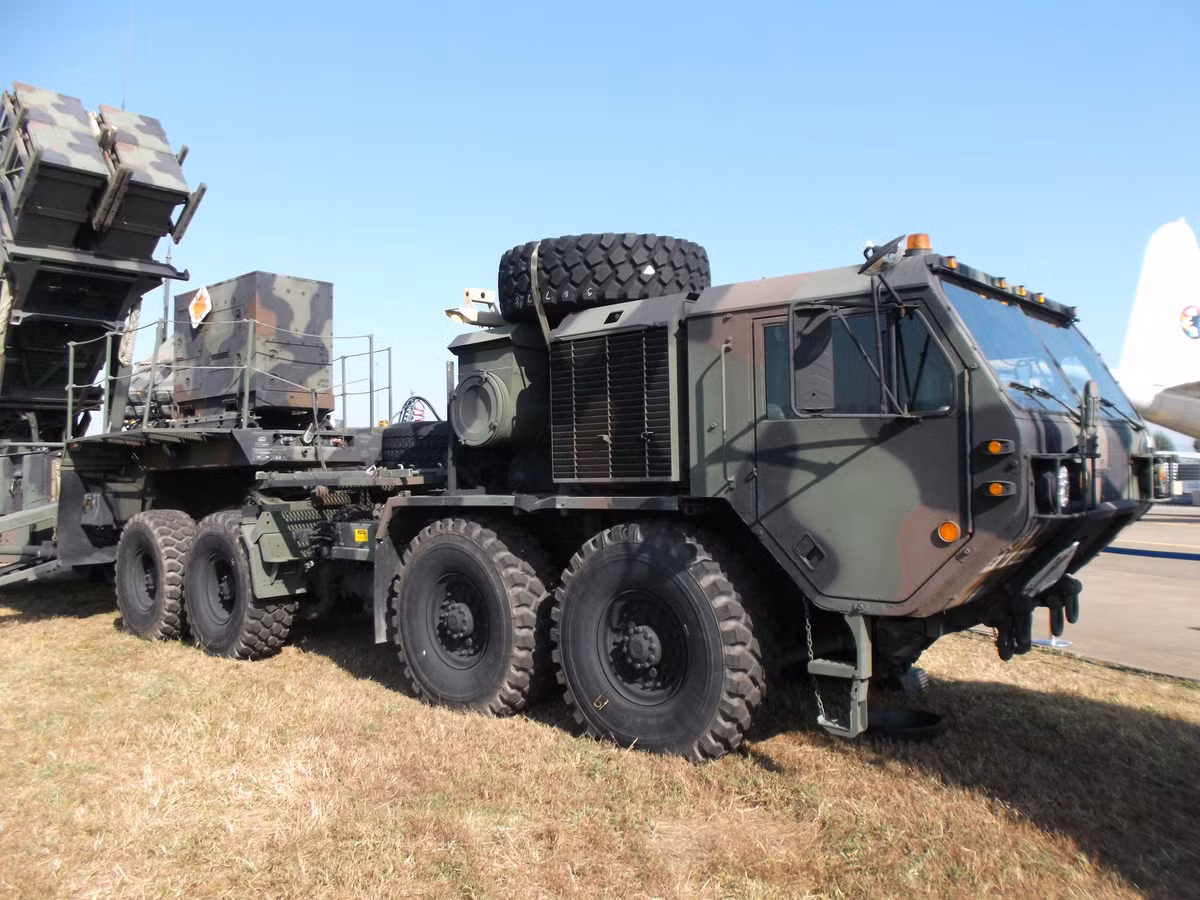 Xe tải M983A4 được chọn làm khung gầm của bệ phóng Typhon. Chiếc xe tải hạng nặng này sẽ cung cấp một mức độ cơ động nhất định trên đường xấu, cũng như khả năng di chuyển trên đường cao tốc.