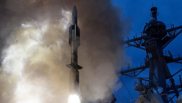 Tên lửa SM-6 Block1A mới nhất của Quân đội Mỹ là loại tên lửa đa năng, có thể dùng là tên lửa đất đối không, nhưng nó cũng có khả năng tấn công các mục tiêu mặt đất; trong khi tên lửa hành trình Tomahawk chủ yếu dùng tấn công mặt đất.