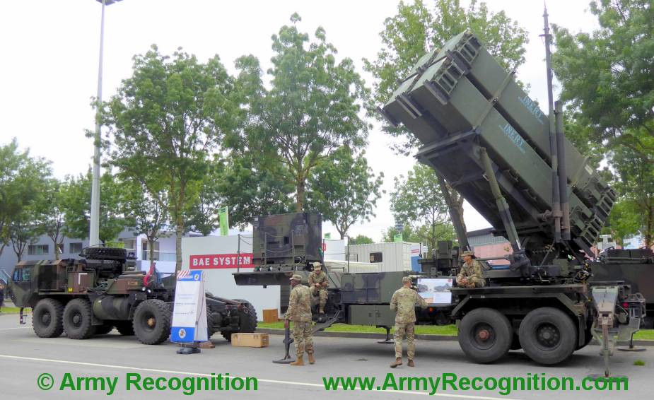 Xe tải M983A4 cũng được chọn là xe kéo cho bệ phóng tên lửa đất đối không Patriot và bệ phóng tên lửa siêu thanh tầm xa Black Hawk trong tương lai của Lục quân Mỹ. Như vậy có thể khẳng định, xe kéo M983A4 là phương tiện có uy tín, được lựa chọn làm khung gầm lắp các bệ phóng tên lửa của Quân đội Mỹ.