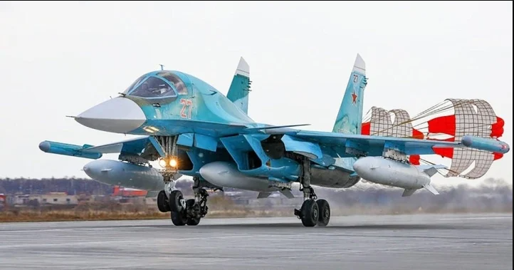 Tiêm kích bom Su-34 được trang bị hệ thống quang học và điện tử tiên tiến, đồng thời hiệu suất radar của nó cũng đặc biệt vượt trội. Dù là tên lửa hành trình Kh-32 hay Kh-55 được trang bị cho Su-34, nó sẽ trở thành cái gai đối với quân đội Ukraine và thậm chí cả NATO.