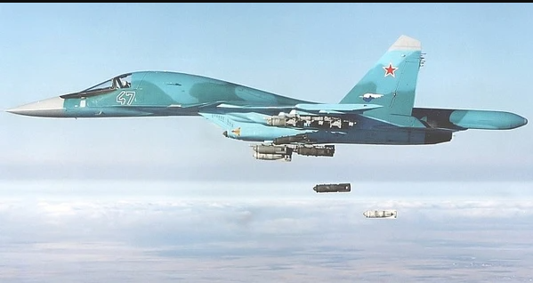 Tiêm kích bom Su-34 có 12 giá treo vũ khí và có thể mang nhiều loại vũ khí, với trọng lượng tới 8 tấn. Về vũ khí đánh chặn tầm gần, nó được trang bị pháo GSh-30-1 30mm để cận chiến và khi cần, có thể tiêu diệt trực tiếp các mục tiêu trên mặt đất.