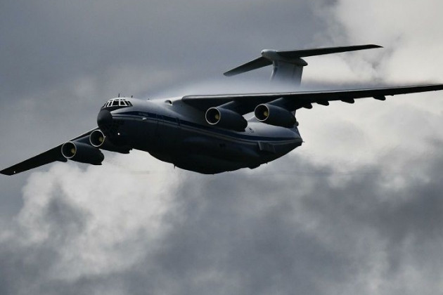 Còn theo truyền thông Ukraine, cách thủ đô Kiev khoảng 15 km, một máy bay vận tải quân sự không rõ nguồn gốc đã bị phá hủy. Theo thông tin, chiếc máy bay này rơi gần thành phố Vasilkov. Thông tin này do các nguồn truyền thông của Bộ Tổng tham mưu Quân đội Ukraine cung cấp. 