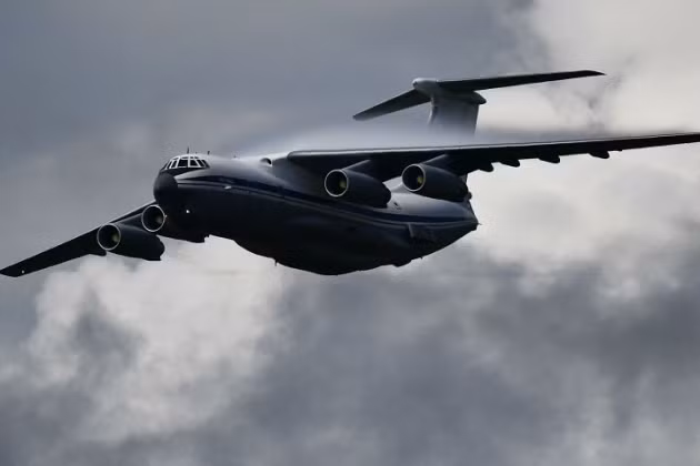 Còn theo truyền thông Ukraine, cách thủ đô Kiev khoảng 15 km, một máy bay vận tải quân sự không rõ nguồn gốc đã bị phá hủy. Theo thông tin, chiếc máy bay này rơi gần thành phố Vasilkov. Thông tin này do các nguồn truyền thông của Bộ Tổng tham mưu Quân đội Ukraine cung cấp. 