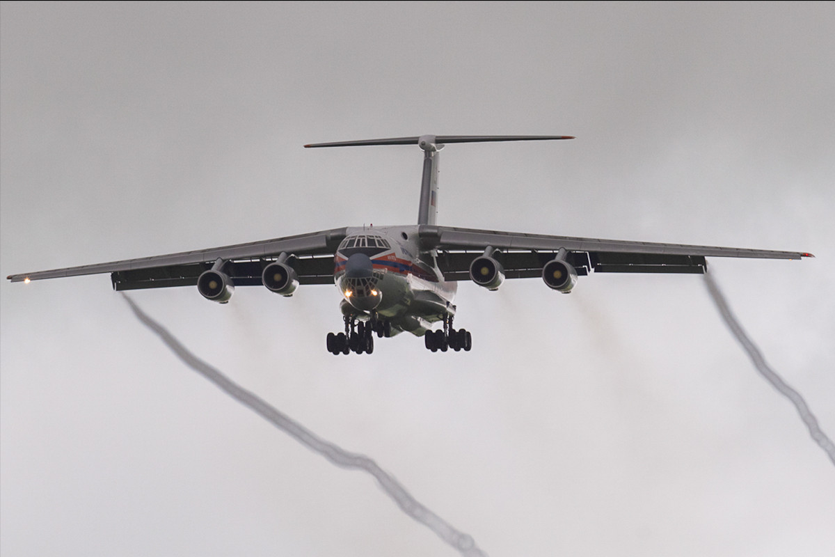 Nhưng theo người dân địa phương, họ đã nhìn thấy một máy bay hoặc tên lửa đã bị trúng đạn phòng không trên bầu trời phía tây nam của Kiev. Thông tin này ngay lập tức được các nguồn truyền thông Ukraine thu thập và thông tin chưa được kiểm chứng bắt đầu lan truyền rằng, đó là một chiếc máy bay Il-76.