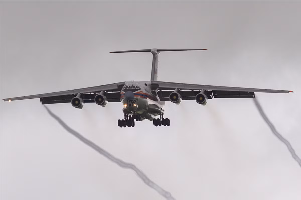 Nhưng theo người dân địa phương, họ đã nhìn thấy một máy bay hoặc tên lửa đã bị trúng đạn phòng không trên bầu trời phía tây nam của Kiev. Thông tin này ngay lập tức được các nguồn truyền thông Ukraine thu thập và thông tin chưa được kiểm chứng bắt đầu lan truyền rằng, đó là một chiếc máy bay Il-76.