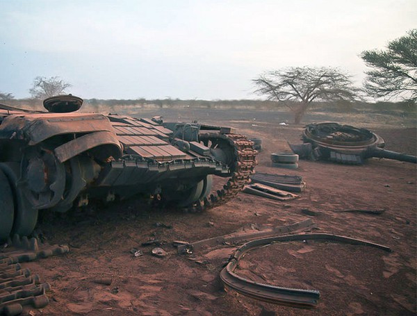 Không có dấu vết nào trên chiếc xe tăng bị phá hủy; tuy nhiên những trường hợp như vậy đối với các dòng tăng do Liên Xô chế tạo không phải là hiếm, lý do là đạn pháo được bố trí xung quanh xe, do vậy khi xe tăng bị trúng đạn, thường gây kích nổ đạn pháo trong xe và có thể thổi tung tháp pháo.