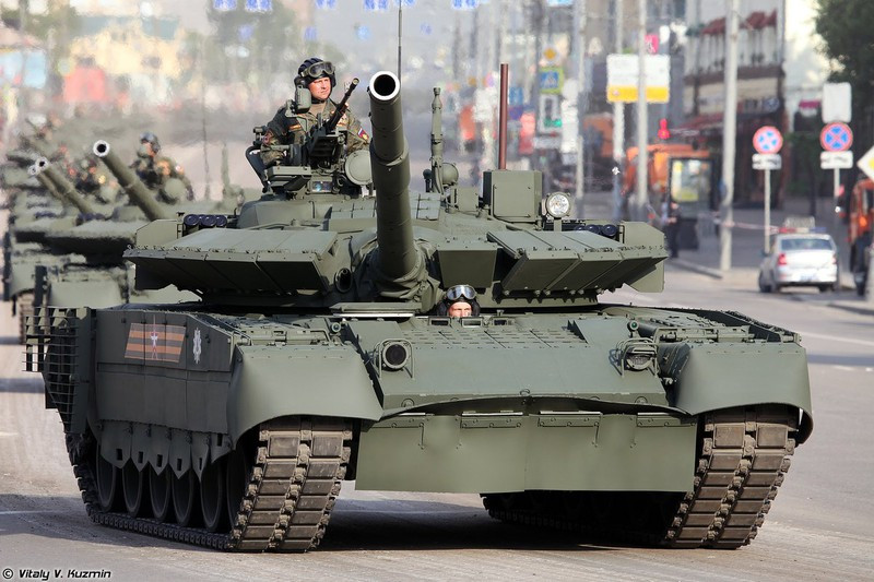 Qua đặc điểm của hình dạng và giáp bảo vệ được lắp đặt trên xe tăng (được xác định là loại giáp phản ứng nổ Relic), thì đây có thể là một chiếc xe tăng nâng cấp T-80BVM, được Quân đội Nga đưa vào biên chế cách đây chưa lâu.