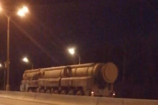 Trên đường vành đai Moscow (và sau đó là ở một trong các quận của thủ đô Moscow), các hệ thống tên lửa chiến lược mang đầu đạn hạt nhân Topol-M, được nhìn thấy đang di chuyển theo một hướng “không xác định”.