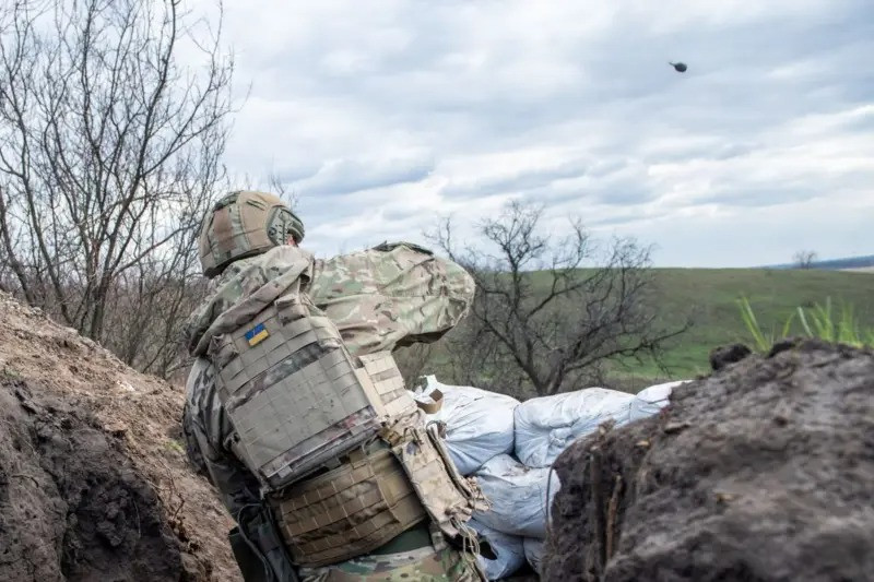 Lực lượng đặc nhiệm Ukraine đã bao vây đồn biên phòng Nga ở Popovka, dùng súng phóng lựu tự động và lựu đạn tấn công liên tục. Quân Nga phòng thủ tại đây đã nhận được sự hỗ trợ từ pháo binh và UAV FPV trong trận chiến kéo dài nhiều giờ.