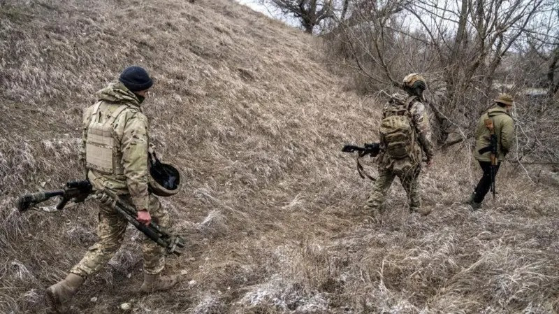 Trang Military Review của Nga đưa tin, hiện quân đội Ukraine (AFU) vẫn còn kiểm soát một nửa làng Demidovka ở vùng Krasnoyarsk, ngôi làng này nằm cách biên giới Nga-Ukraine khoảng 2 km. Sau đó, AFU bắt đầu tấn công làng Popovka, nằm cách biên giới 1 km.