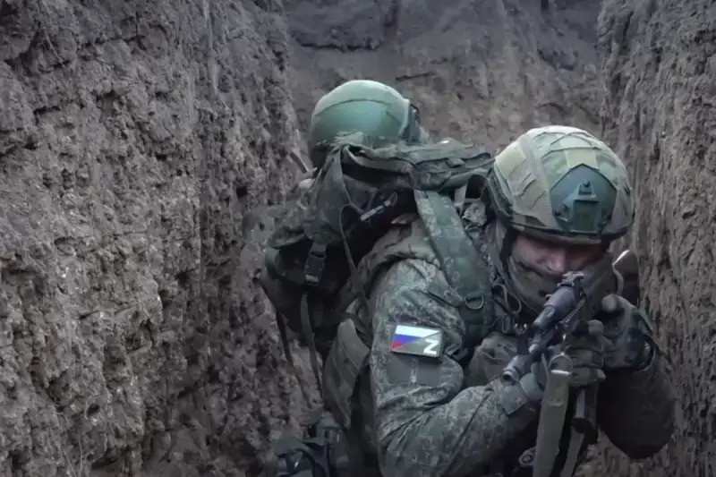 Sau thất bại của AFU ở “mấu lồi” Kursk, một mặt trận mới bất ngờ mở ra cho RFAF. Ở khu vực Donbass, AFU đã xây dựng ba hệ thống phòng thủ có chiều sâu. Tuy nhiên, tại tỉnh Sumy, AFU chỉ có một số ít công sự dã chiến và thiếu các chiến hào chống tăng quy mô lớn, bãi mìn và hệ thống phòng thủ thường trực.