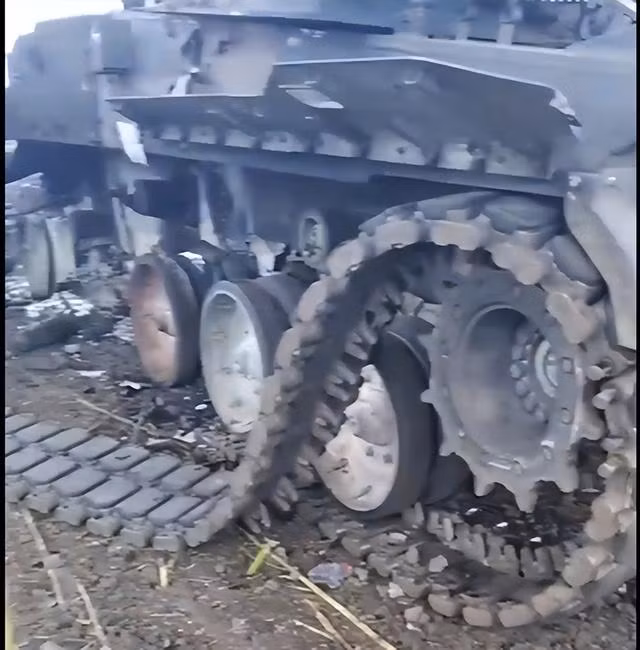 Ngày 17/7, một binh sĩ Ukraine đã đăng tải video lên mạng xã hội, cho thấy mảnh vỡ một khẩu lựu pháo tự hành AHS Krab của Ba Lan, mới được viện trợ cho Quân đội Ukraine, bị quân đội Nga phá hủy.