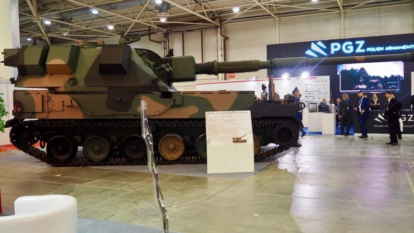 Mặt khác, Ba Lan muốn tự chế tạo khung gầm cho mình nhưng hiệu suất kém do trình độ kỹ thuật thấp, nên đã chuyển sang nhập khẩu khung gầm của lựu pháo tự hành K9 từ Hàn Quốc, để phù hợp với tháp pháo mua từ Mỹ. Hàn Quốc chấp nhận bán lỗ, nên Ba Lan cũng có thể mua khung gầm với giá thấp hơn.