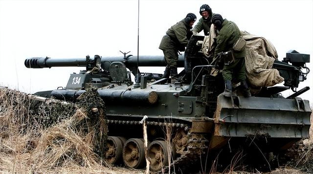 Trong khi đó, pháo binh Nga tiếp tục hướng phát triển của học thuyết pháo binh Liên Xô, không có nhiều loại pháo tự hành hiện đại như 2S19 mà là các loại pháo tự hành kiểu cũ hơn như 2S1, 2S3, 2S5, 2S7, v.v. rẻ và phong phú. Mặc dù thiếu độ chính xác, nhưng lại là loại thích hợp nhất cho các cuộc chiến tranh tiêu hao quy mô lớn.