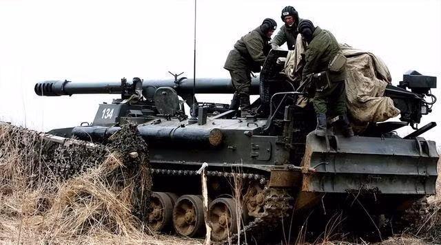 Trong khi đó, pháo binh Nga tiếp tục hướng phát triển của học thuyết pháo binh Liên Xô, không có nhiều loại pháo tự hành hiện đại như 2S19 mà là các loại pháo tự hành kiểu cũ hơn như 2S1, 2S3, 2S5, 2S7, v.v. rẻ và phong phú. Mặc dù thiếu độ chính xác, nhưng lại là loại thích hợp nhất cho các cuộc chiến tranh tiêu hao quy mô lớn.