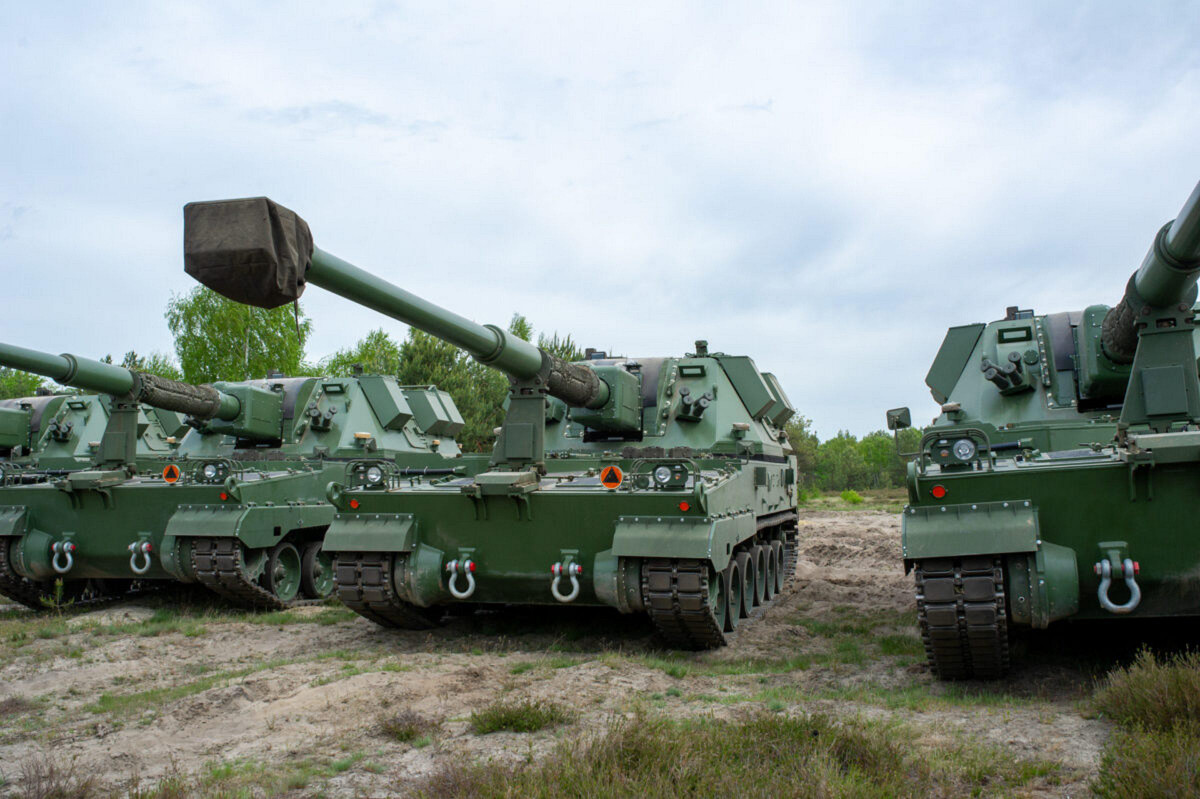 Sau đó, Ba Lan quay sang Rheinmetall của Đức, để mua nòng pháo 155mm đường kính 52 lần cỡ. Thực tế, công nghệ sản xuất nòng pháo là công nghệ cao, ít quốc gia nào có thể làm được, trong khi Rheinmetall lại là nhà sản xuất số 1. Như vậy, Ba Lan cuối cùng đã chế tạo được một khẩu lựu pháo tự hành "nội địa".