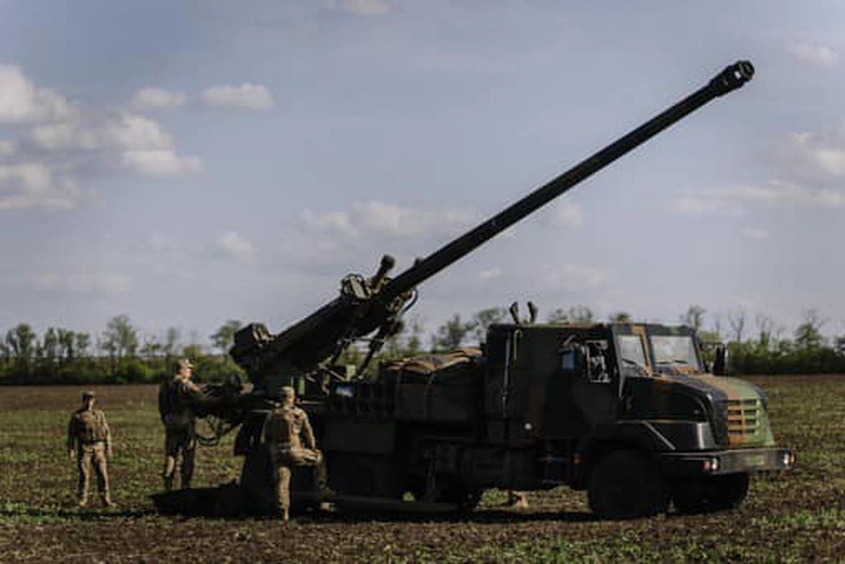 Trên đoạn video được đăng tải, người xem có thể thấy khẩu pháo tự hành Caesar đã chiếm lĩnh xong trận địa và đang chuẩn bị khai hỏa, khi nòng pháo được nâng lên; tuy nhiên, các chuyên gia cho rằng, Quân đội Ukraine quá chủ quan, khi triển khai trận địa ở cánh đồng trống.