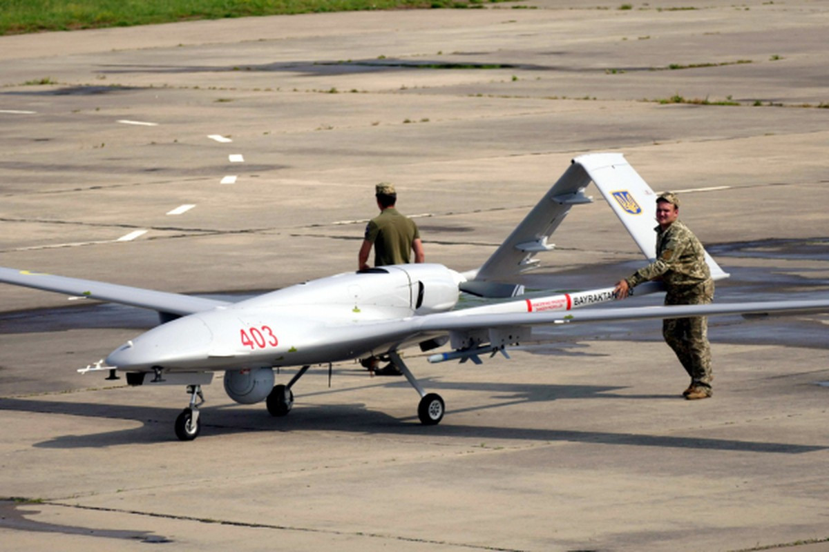 Trong những tuần đầu tiên xung đột Nga-Ukraine bùng nổ, loại UAV thường được nhắc đến trên các phương tiện truyền thông phương Tây là UAV TB2, do công ty Baykar của Thổ Nhĩ Kỳ sản xuất.