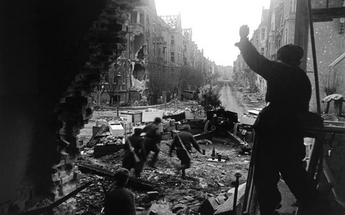 Một ví dụ khác là trận Berlin, nơi giao tranh diễn ra vô cùng ác liệt, trong một thành phố có không gian hạn chế, quân đội Liên Xô và Đức không chỉ cạnh tranh về ý chí chiến đấu, mà còn cả số lượng binh lính.